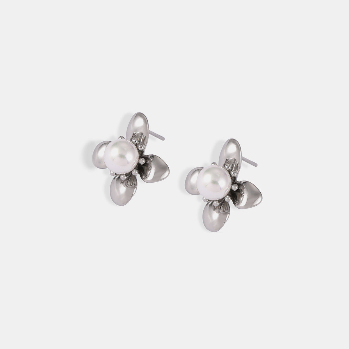 honeybee Mumford's Pearl Titanium Steel Flower Earrings