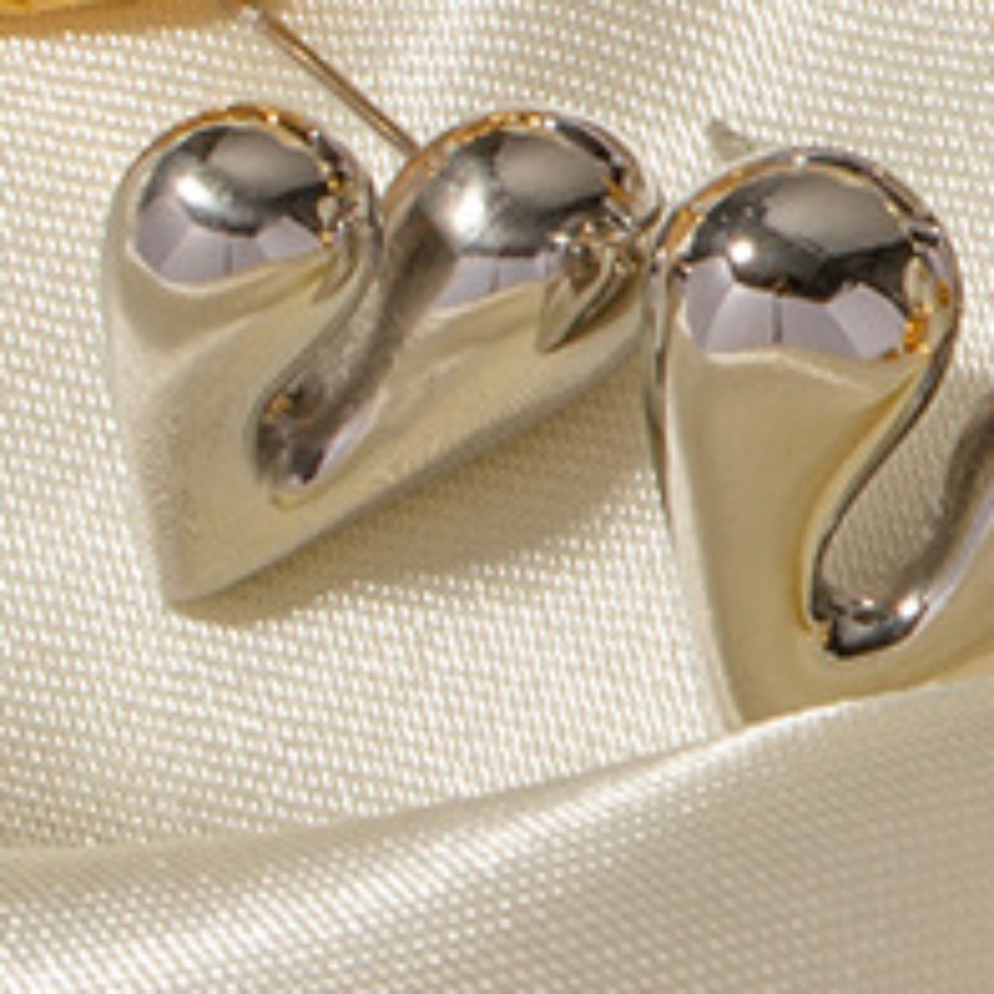 honeybee Mumford's Heart Shape Stud Earrings