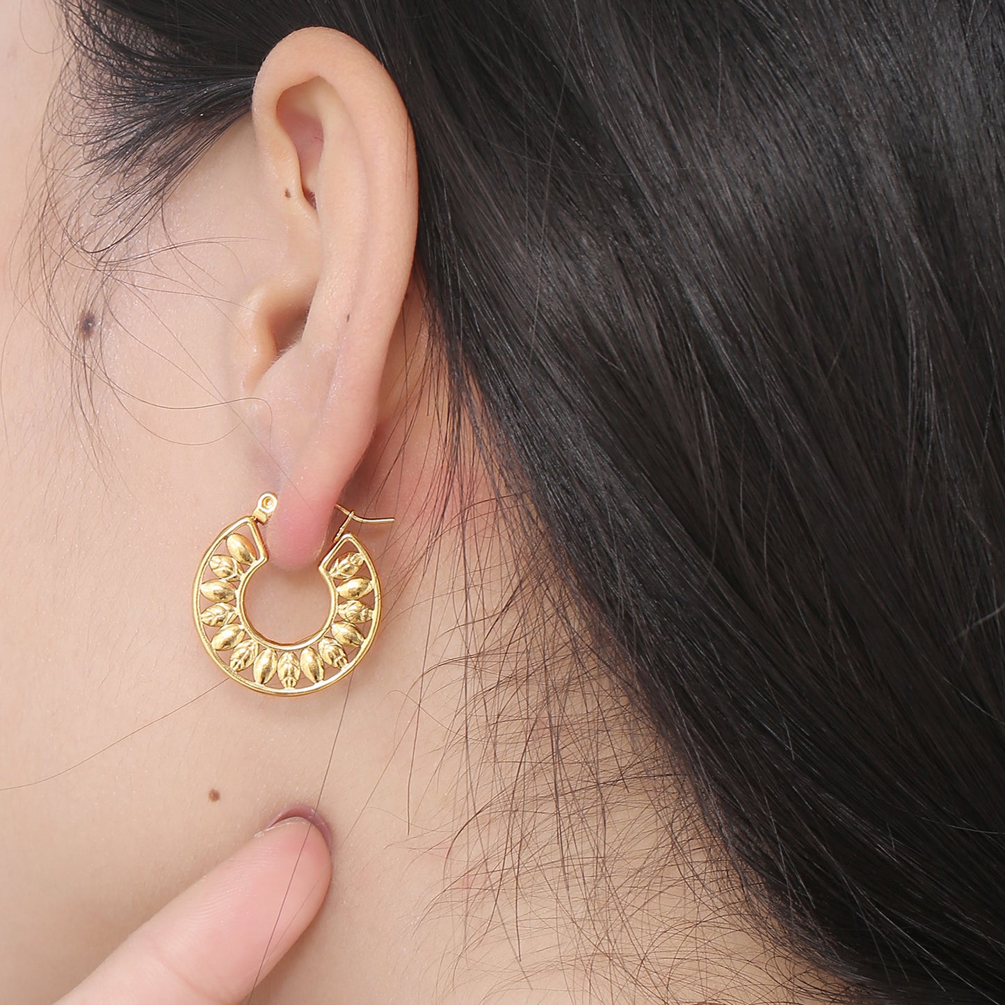 honeybee Mumford's Cutout Leaf Shape Huggie Earrings