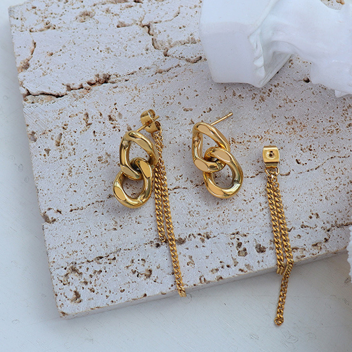 honeybee Mumford's Chain Shape Earrings