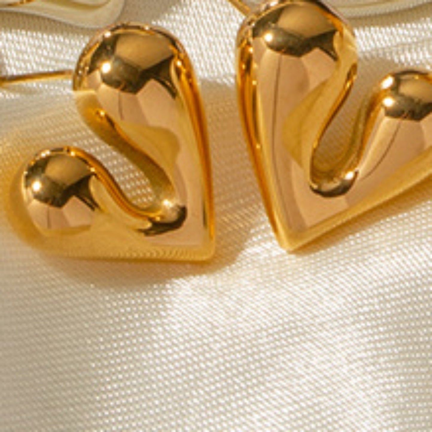 honeybee Mumford's Heart Shape Stud Earrings