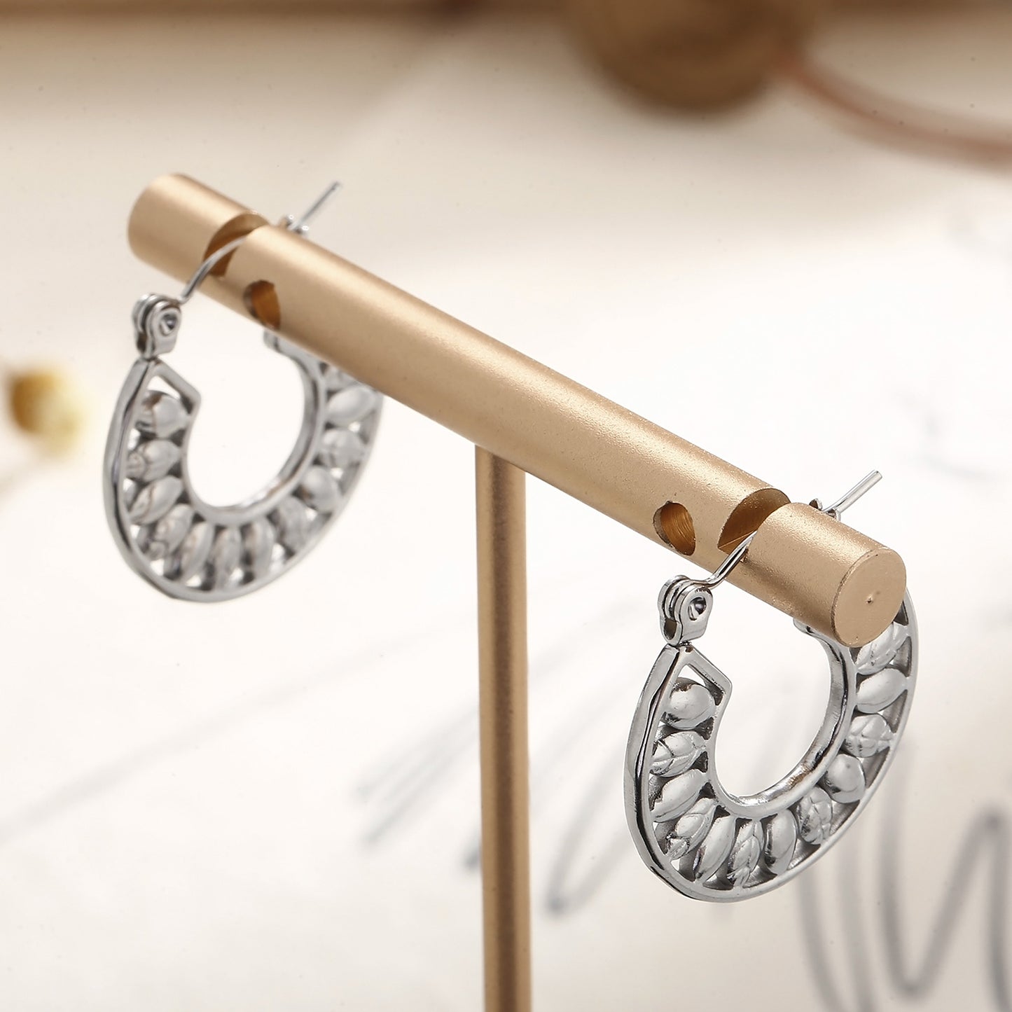 honeybee Mumford's Cutout Leaf Shape Huggie Earrings