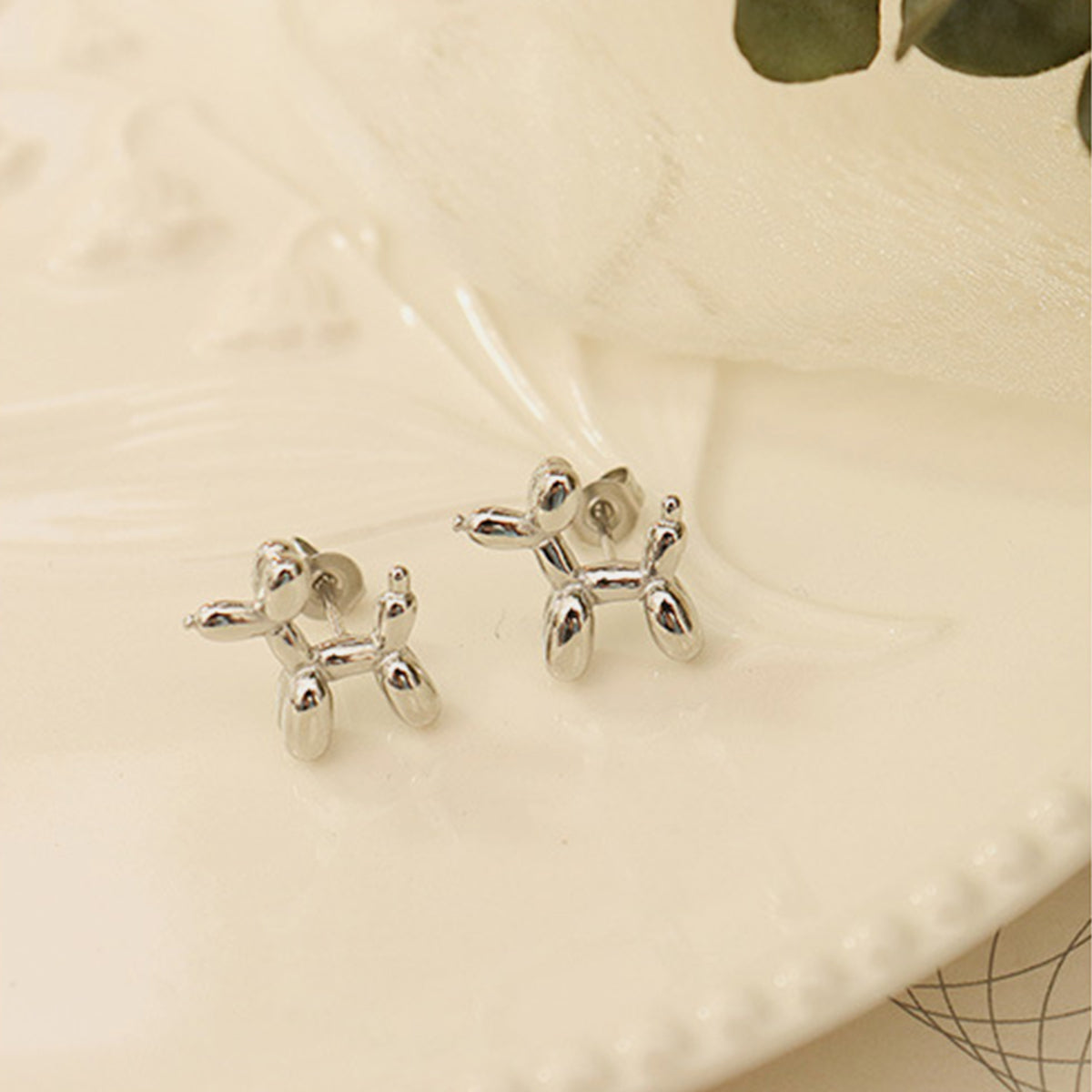 honeybee Mumford's Puppy Shape Stud Earrings