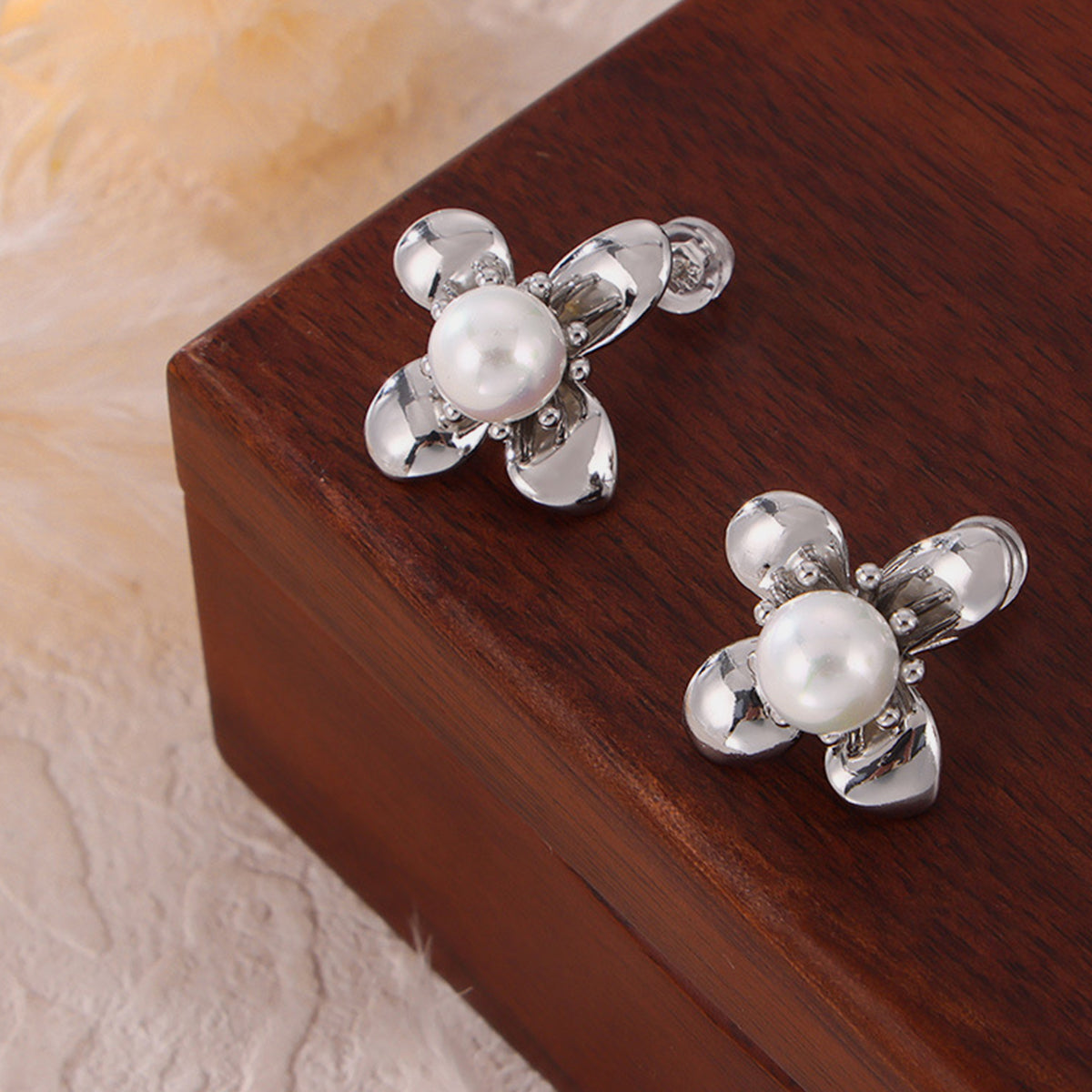 honeybee Mumford's Pearl Titanium Steel Flower Earrings